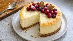 Sernik świąteczny bez pęknięć: aksamitny, wysoki i zawsze równy