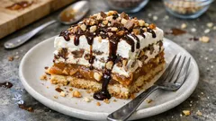 Ciasto Lion bez pieczenia – warstwowy deser z kajmakiem i mascarpone na herbatnikach