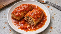 Gołąbki z piekarnika w sosie pomidorowym – wygodny sposób na domowy obiad