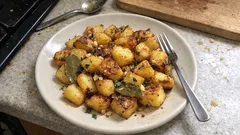 Złociste ziemniaki z patelni jak z bistro – z czosnkiem, tymiankiem i liściem laurowym