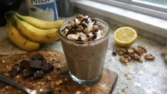 Koktajl bananowy z gorzką czekoladą i orzechami – kremowy, gotowy w 5 minut