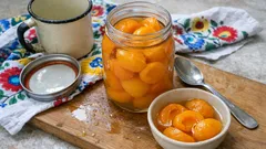 Morele w zalewie własnej na zimę – prosty przepis na jędrne połówki w słoikach