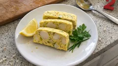 Terrina z przegrzebków i porów – elegancka zimna przystawka, którą zrobisz dzień wcześniej