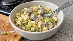 Sałatka śledziowa z porem i jabłkiem – kremowa, wyrazista i zawsze się udaje