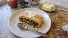 Chrupiący deser z jabłkami w cieście filo – szybka wersja strudla bez wyrabiania