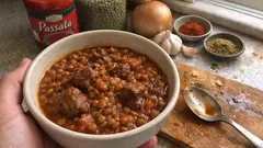 Marokańska soczewica z wołowiną w sosie pomidorowym – sycący obiad z jednego garnka