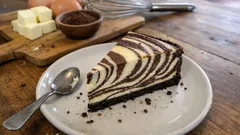 Sernik zebra z serka z wiaderka – kremowy, równy i bez miksera (prosty sposób)