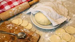 Miękkie ciasto na pierogi i uszka z mąki 00 – z gorącą wodą, łatwe do wałkowania