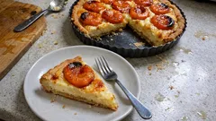 Tarta z morelami na kruchym spodzie – kremowe nadzienie i owoce, które się karmelizują