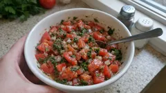 Surówka z pomidorów i koperku w 10 minut – prosty trik na łagodną cebulę