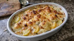 Zapiekanka ziemniaczana z patisonem w pikantnym beszamelu – kremowa i sycąca