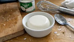 Panna cotta na mleku kokosowym z agar-agar – elegancki deser bez pieczenia