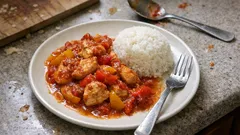 Poulet arlequin: kurczak duszony z papryką i pomidorami – szybki obiad z jednej patelni