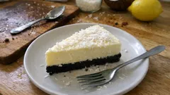 Kokosowy sernik na kakaowym spodzie z cytrynową warstwą jogurtową – przepis na dużą blachę