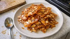 Krokant migdałowy z 2 składników: cienki, błyszczący karmel do dekoracji deserów