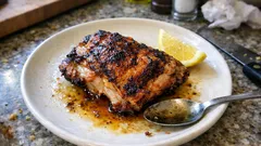 Soczyste udko z kurczaka z planchy – cytrynowo-czosnkowa marynata i chrupiąca skórka