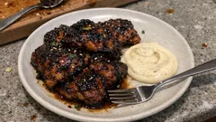 Kurczak pieczony w marynacie z czarnego czosnku – prosty sposób na głęboki smak