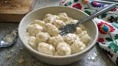 Gnocchi w sosie śmietanowo-maślanym: kremowy obiad w 15 minut