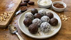 Kulki mocy bez cukru: daktyle, kakao i kokos – szybki deser bez pieczenia