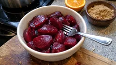 Buraki gotowane w 30 minut: trik z pomarańczą, który trzyma kolor