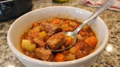 Kostki wieprzowiny z wolnowaru w sosie pomidorowo-jabłkowym – mięso, które samo się robi