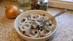 Śledzie w zalewie octowej jak u babci – z delikatną cebulką i bez ostrej kwasowości