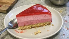 Warstwowy deser z bawarois malinowym i truskawkowym lustrem – efekt jak z cukierni