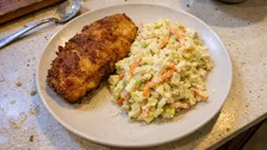 Surówka z pora, marchewki i jabłka – kremowy dodatek do smażonej ryby (także na Wigilię)