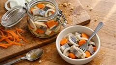 Śledzie w skandynawskiej marynacie – słodko-kwaśne, miękkie i idealne na święta