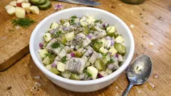 Sałatka śledziowa z ogórkiem kiszonym i jabłkiem – lekka, bez majonezu, gotowa po godzinie