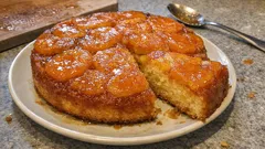 Odwracane ciasto z morelami i migdałami – proste, miękkie i z karmelową górą