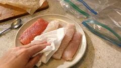 Jak mrozić i rozmrażać rybę na Wigilię, żeby była soczysta i nie rozpadała się na patelni