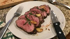 Pieczeń z polędwicy wołowej z rozmarynem – soczysta, równo różowa i bez stresu