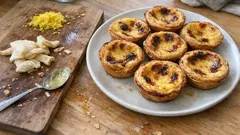 Pastéis de nata z ciasta francuskiego: kremowe babeczki jak z portugalskiej cukierni