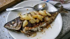 Ostrobok smażony z cebulą – prosty przepis na rybę z chrupiącą skórką