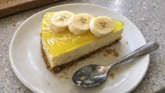 Bananowy sernik z cytrynową galaretką – wilgotny i prosty, pieczony krok po kroku