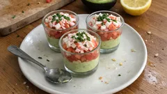 Verrine z pomidorami i surimi na kremie z awokado – elegancka przystawka bez gotowania