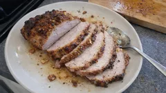 Schab pieczony, który nie wychodzi suchy – prosty trik ze sparzeniem wrzątkiem