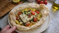 Dorsz w papilotach z pomidorami i ziemniakami – soczysty obiad z piekarnika