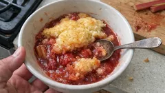 Pieczony pudding z rabarbarem i truskawkami – gorący sos robi tu całą robotę