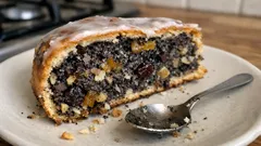 Ekspresowy makowiec na święta z gotowej masy – wilgotny i pełen bakalii