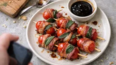 Szaszłyki z pomidorków w boczku z szałwią – szybka przekąska z sosem balsamicznym