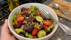 Sałatka z burakiem i chrupiącymi warzywami – szybka, sycąca i do pudełka