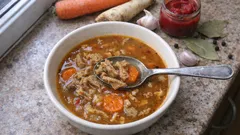 Rozgrzewające flaczki na wołowinie i indyku – gęste, aromatyczne i zawsze się udają