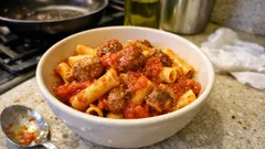 Makaron z salsiccią i pomidorami – szybki obiad jak z włoskiej trattorii