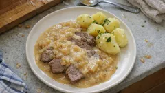 Cielęcina duszona z jabłkiem – delikatny sos, który robi cały obiad