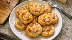 Ślimaczki z ciasta francuskiego z szynką, serem i beszamelem – chrupiące w 30 minut