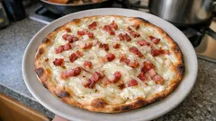Pizza alzacka flammekueche: cienkie ciasto bez drożdży i boczek z cebulą