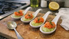 Łyżeczki bankietowe z awokado i wędzonym łososiem – szybka przystawka bez gotowania