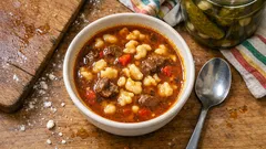 Csipetke, czyli węgierskie kluseczki szczypane z 3 składników – idealne do zupy i gulaszu